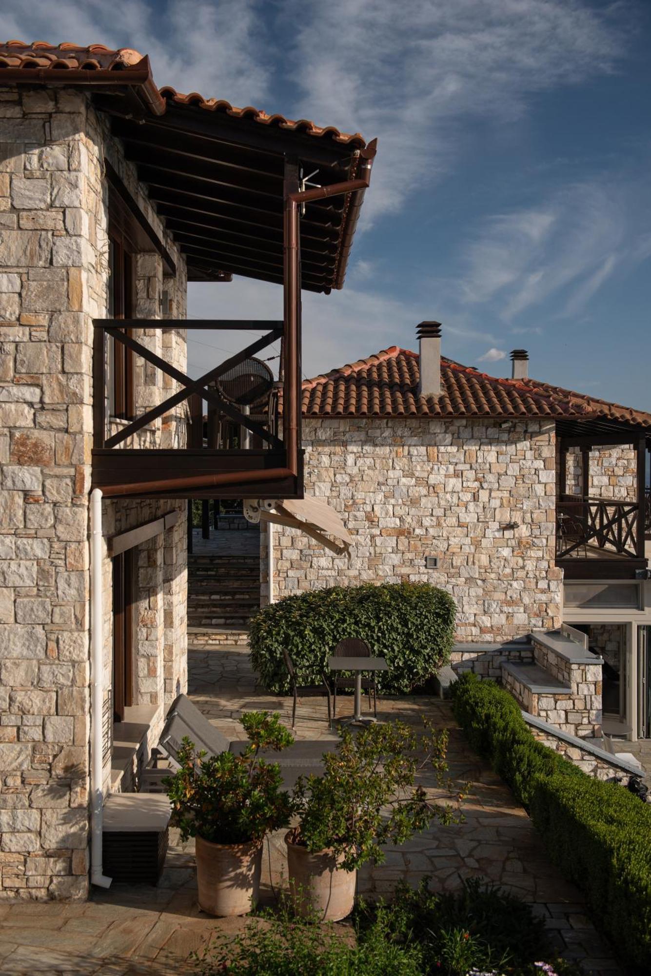 Karavia Lux Aparthotel 4*