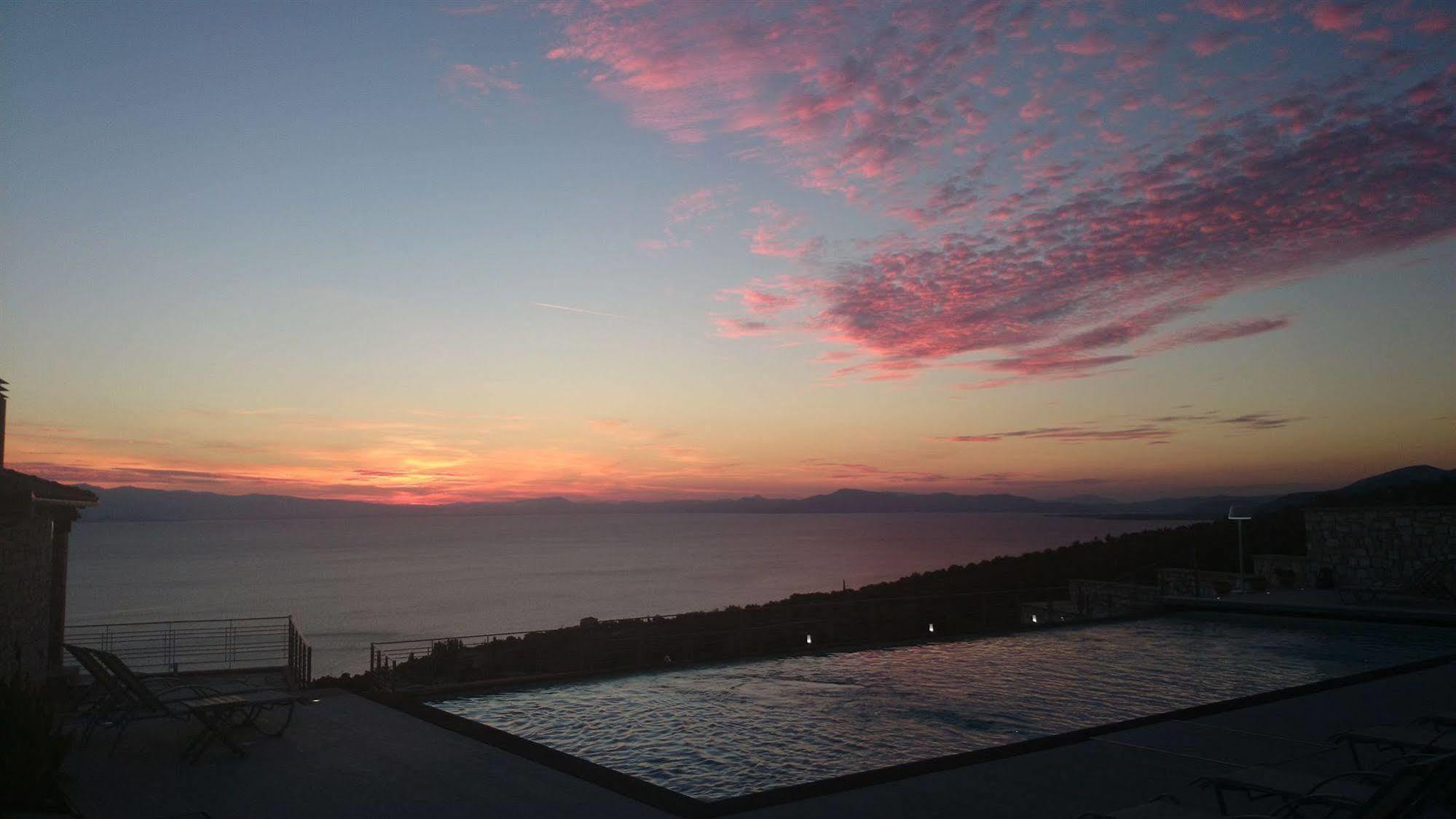 Karavia Lux Afissos